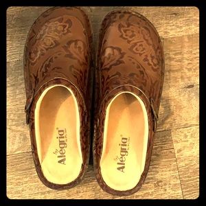 Algeria size 40 - like new